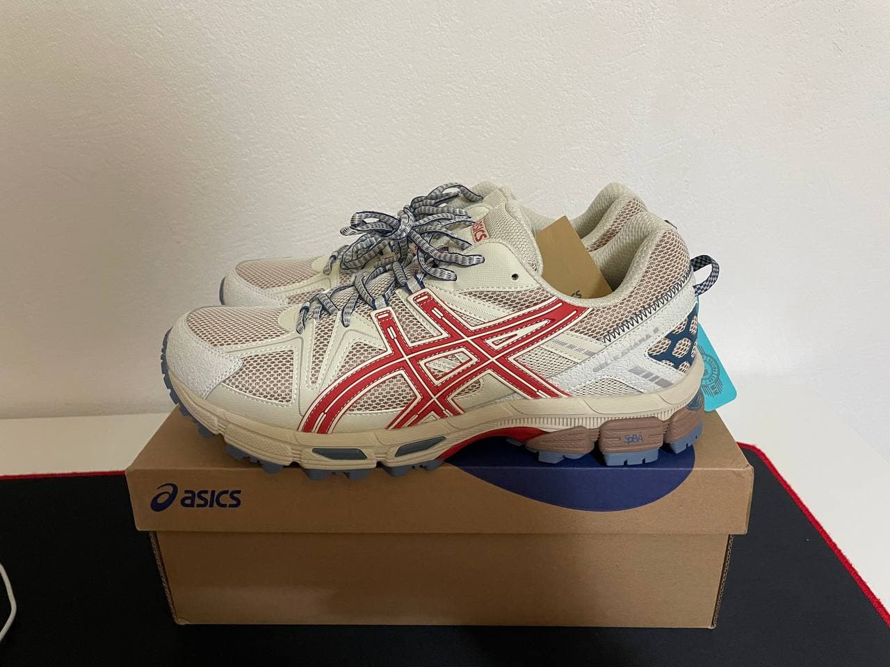 Заказывал ASICS GEL-KAHANA 8 с сайта ubiverse. Кроссовки пришли без дефектов. Размер маломерит по этому брал 44.5 EUR и не прогадал. Привезли быстро. Кросы очень понравились Отличный магазин